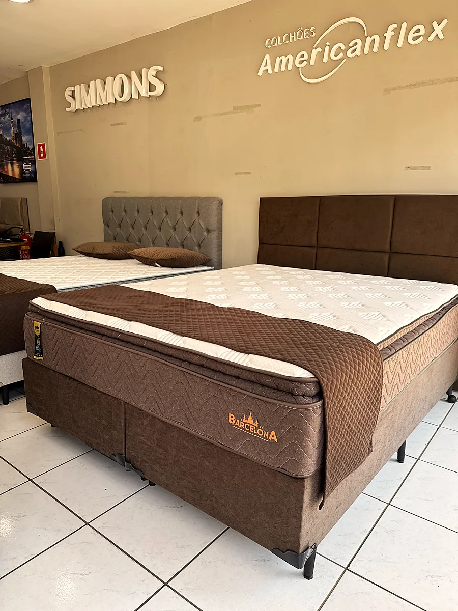 Conjunto box marrom com as marcas Simmons e Americanflex ao fundo