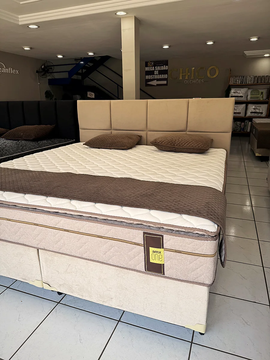 Cama box com cabeceira clara