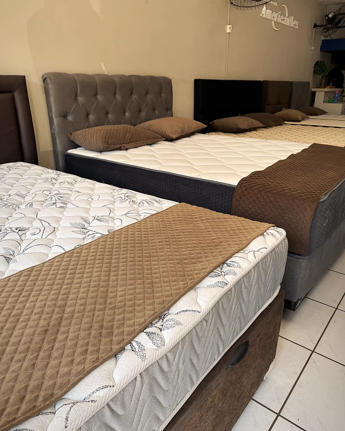 Cama box com cabeceira estofada capitonê