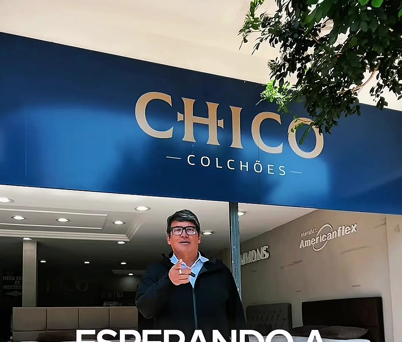 O Chico em frente à loja do Centro