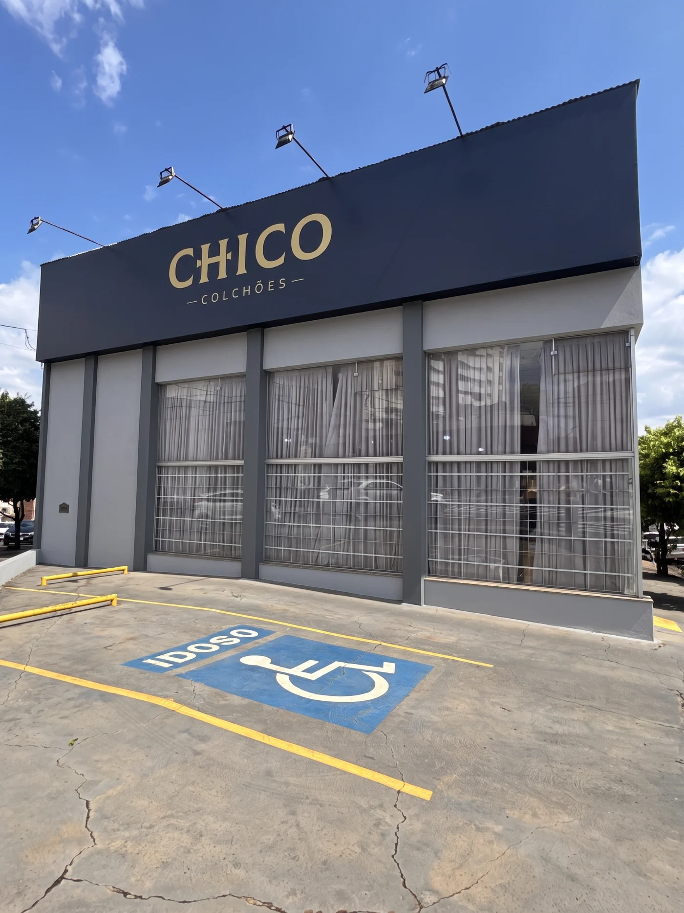 Fachada da Chico Colchões House, na Av. Nossa Senhora de Fátima