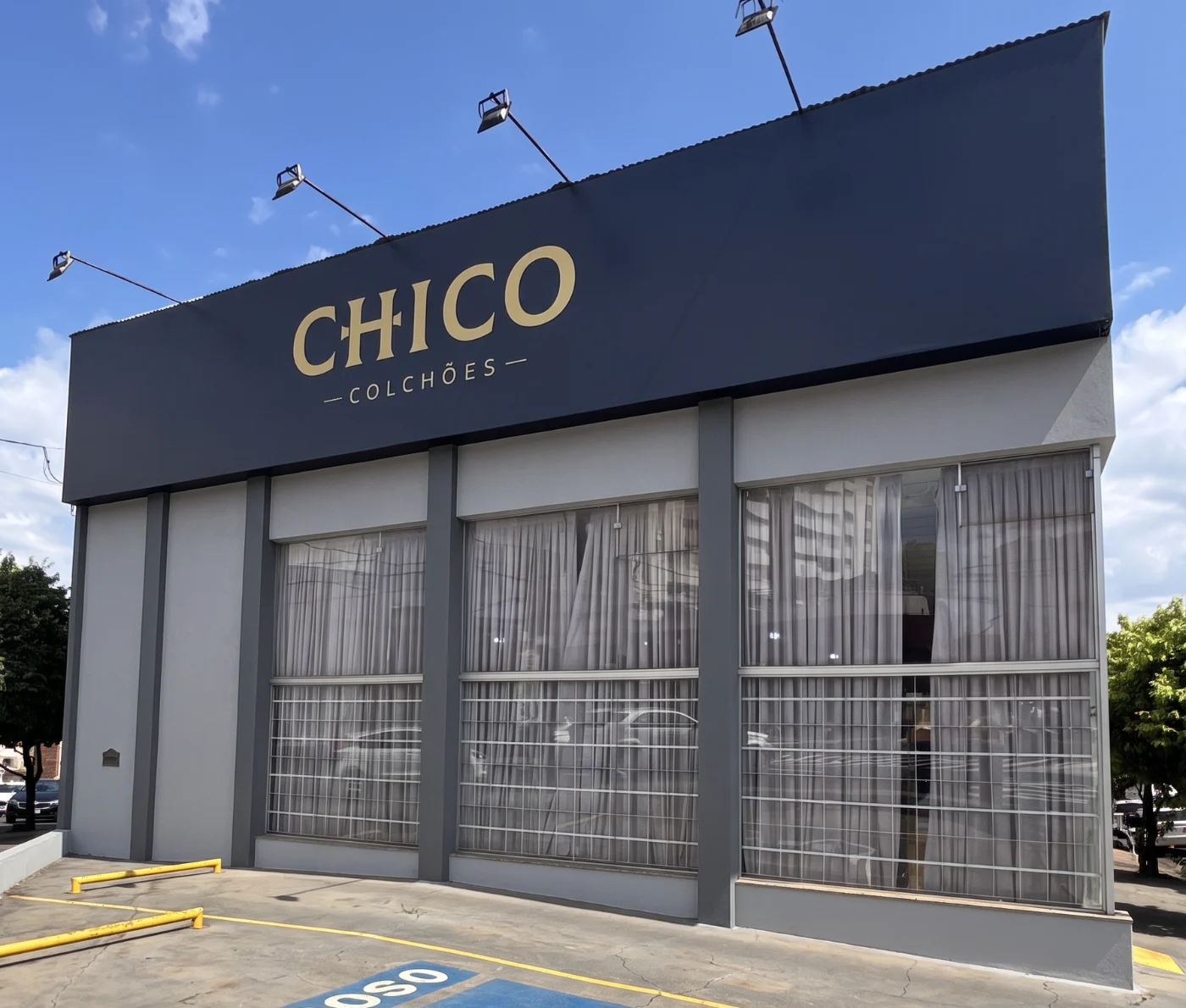 Fachada da Chico Colchões House com estacionamento na frente