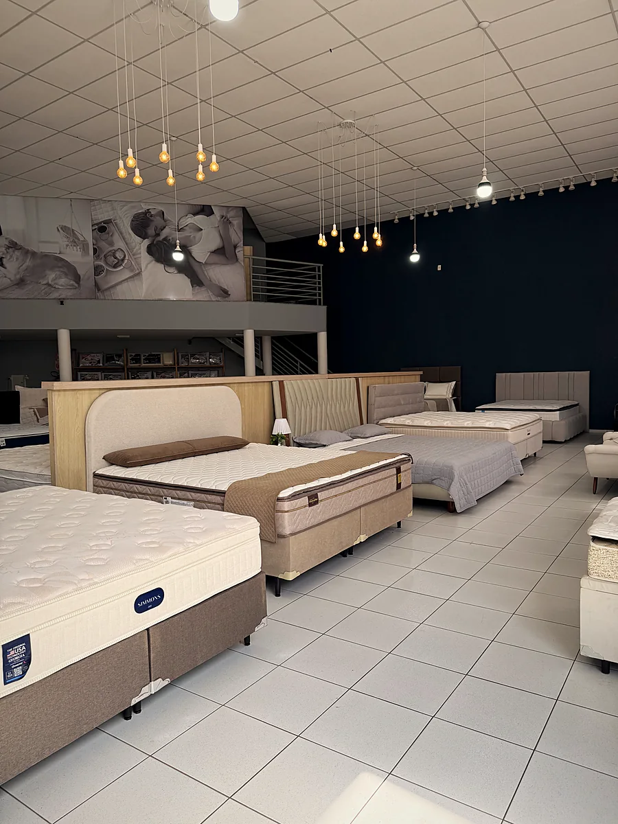 Showroom da House com camas montadas e mezanino