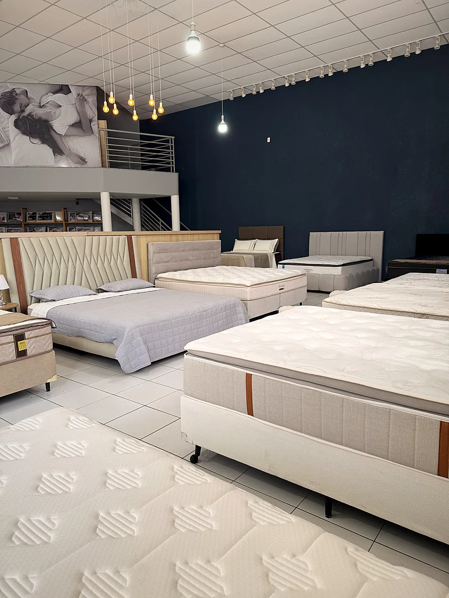 Camas com cabeceiras estofadas no showroom