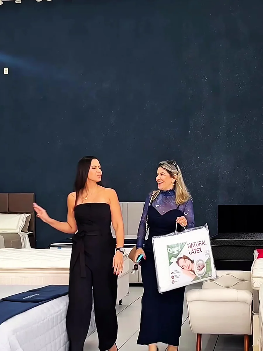 Consultora acompanhando cliente pelo showroom da House